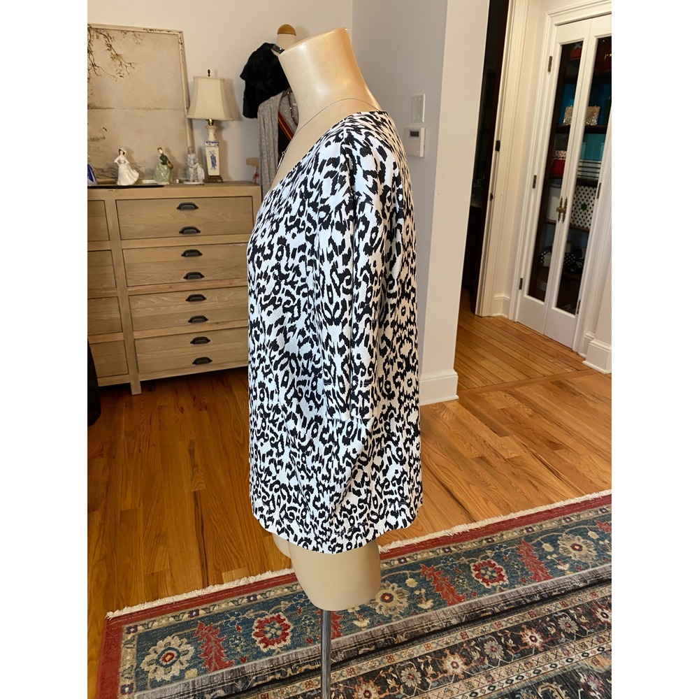 Chicos Black White Ikat Animal Print V-Neck Pima Cotton Top Size 3 XL - Picture 5 of 8